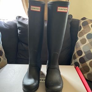 Black Hunter boots, size 6